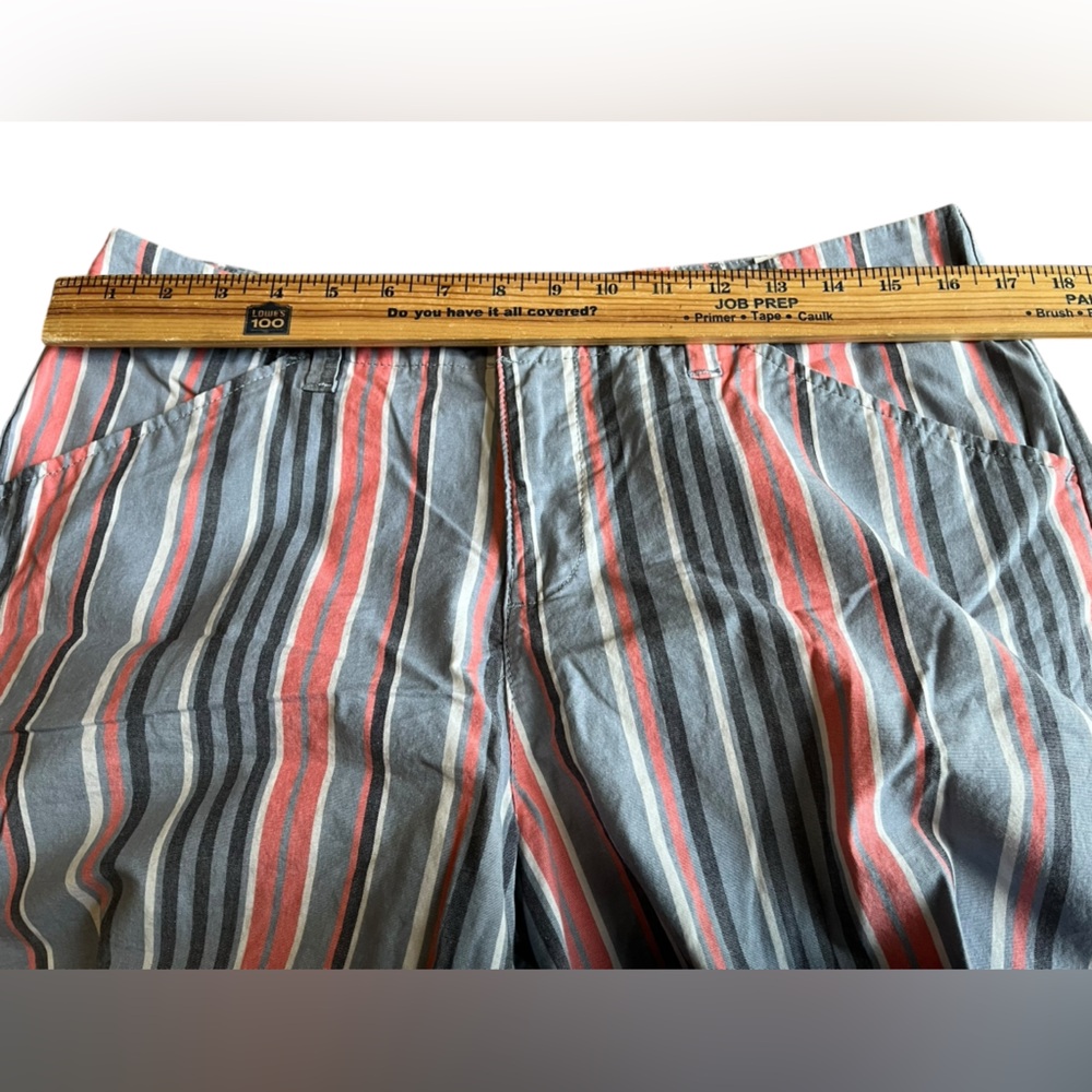 Lee women’s size medium/12 Striped Shorts - Gray and pink - Picture 4 of 7